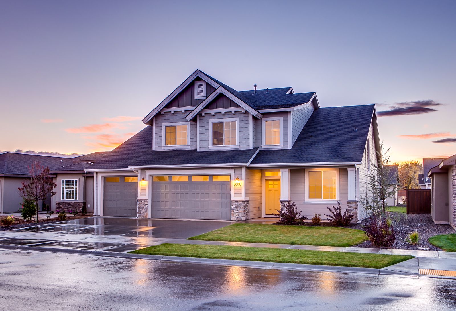 Suburban neighborhood street with houses and lawns. Photo: Pixabay / Pexels